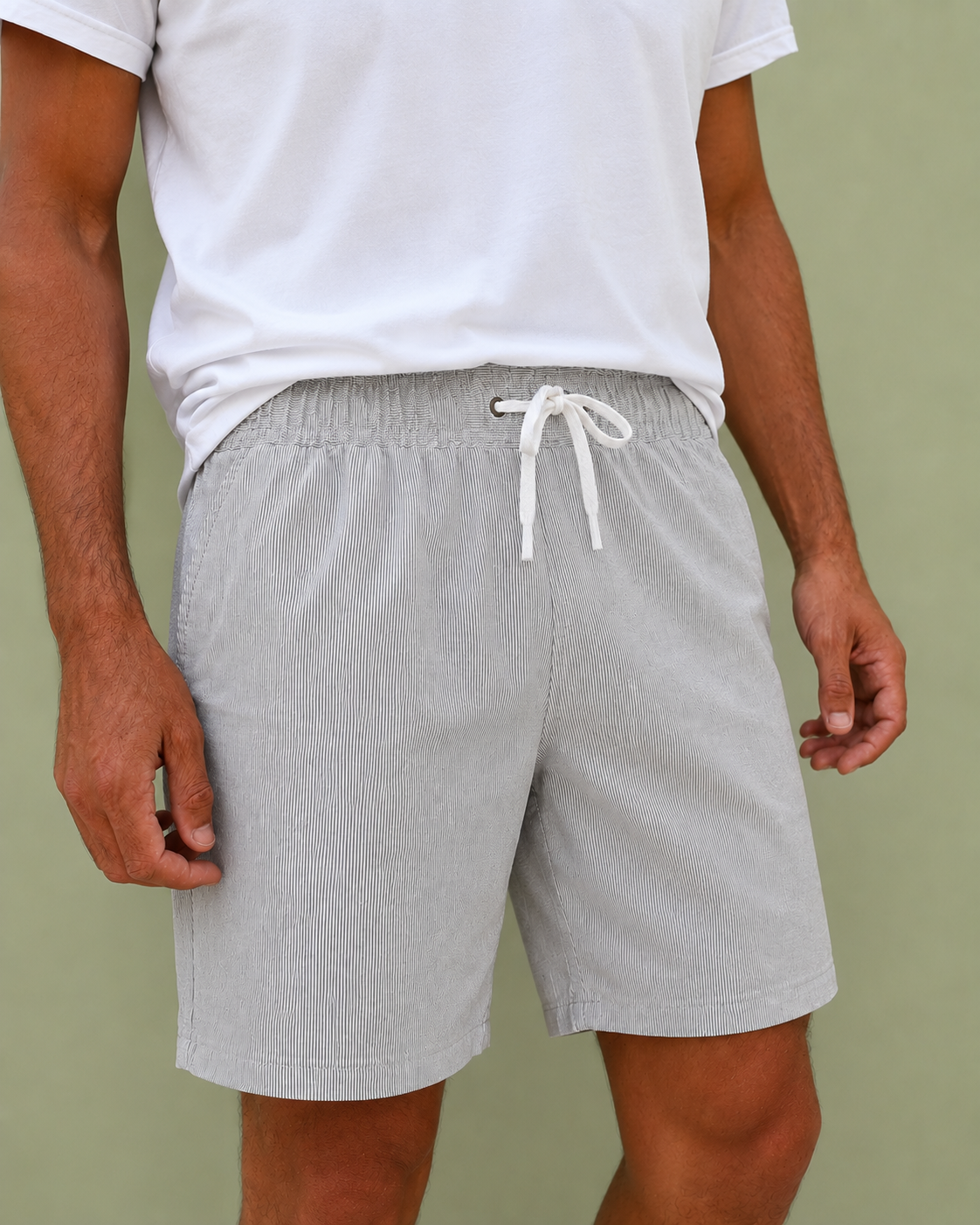 short homme gris clair