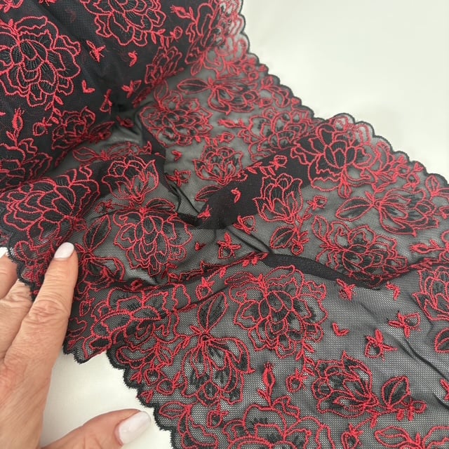 tulle brodé noir et rouge